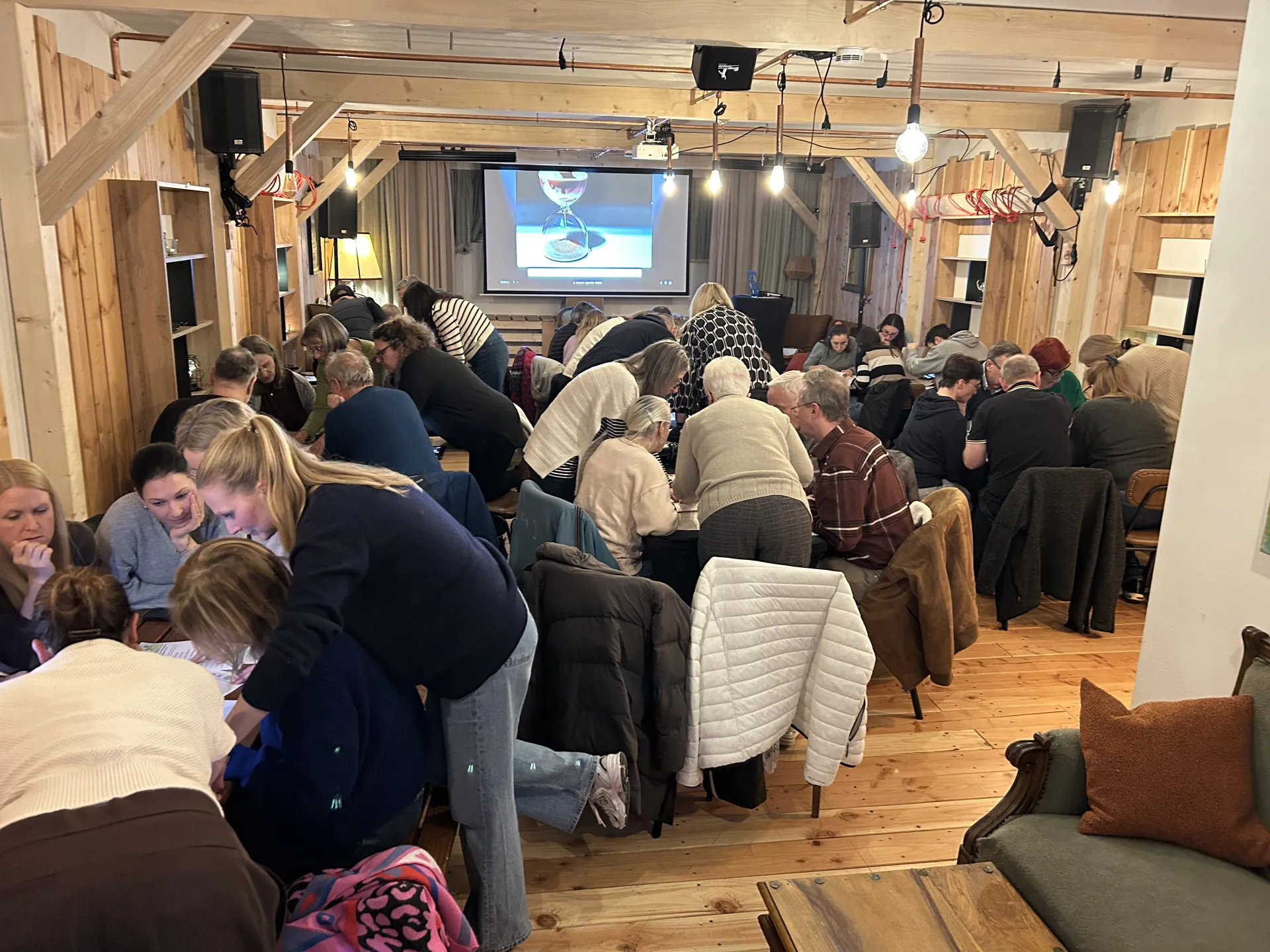 Voll besetzter Eventraum der Mach!BAR Oberkirch bei einem Firmenevent